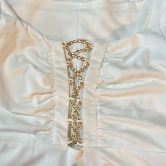 White mini dress with gold chain accents and puffed sleeves - Picture 5 of 6